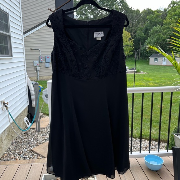 Vintage 90s Faviana Black Dress with Textured Accents Size 16 - Picture 5 of 8